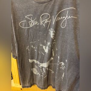 Unisex Size M Bluish Gray Graphic Men's Stevie Ray Vaughan short sleeve tee.
